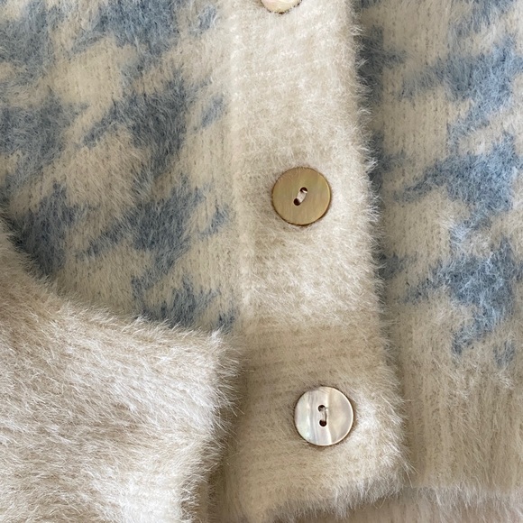 Kendall & Kylie Blue and Cream Houndstooth Cropped Fuzzy Thick Cardigan M EUC - Picture 2 of 9